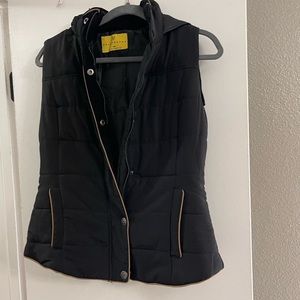 Puffer vest with hood